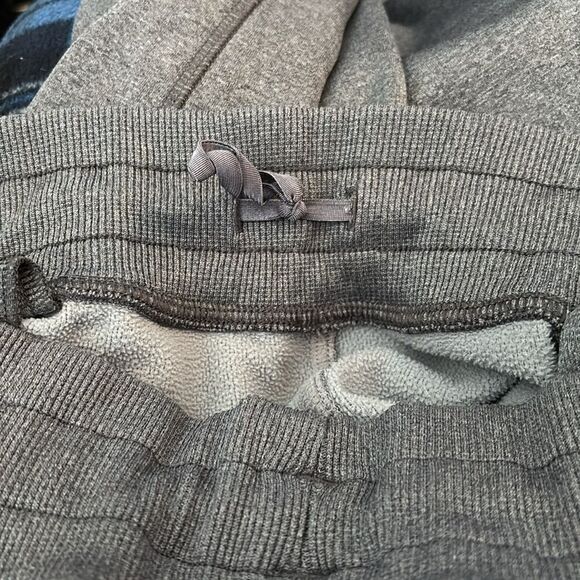 Under Armour Sweatpants small - Picture 9 of 9